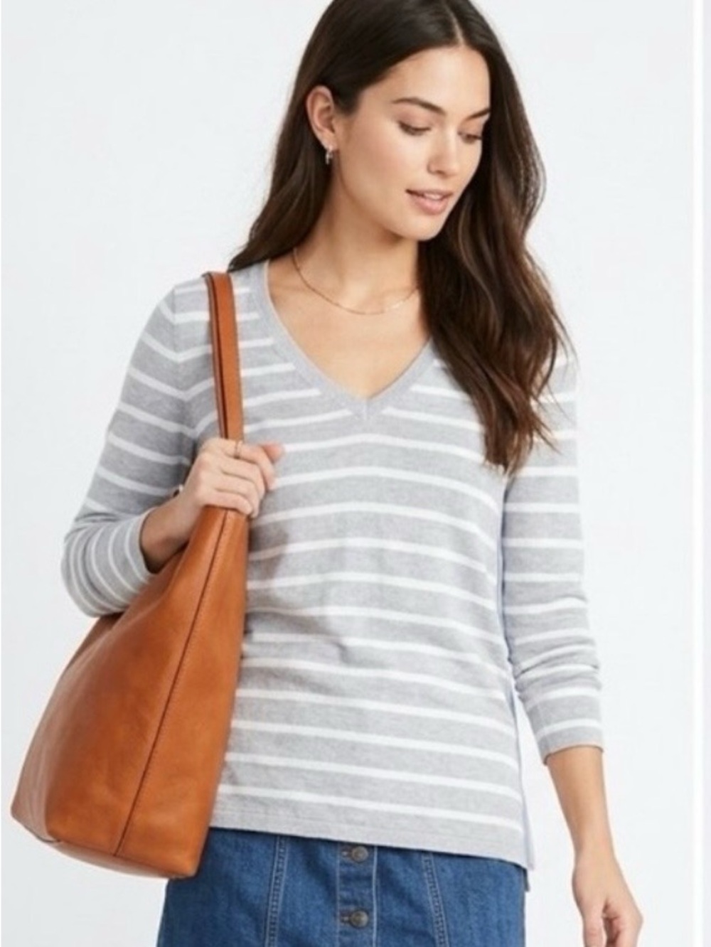 Vineyard Vines Seam Pop Stripe Grey & White Striped Sweater will fit a Reg Small